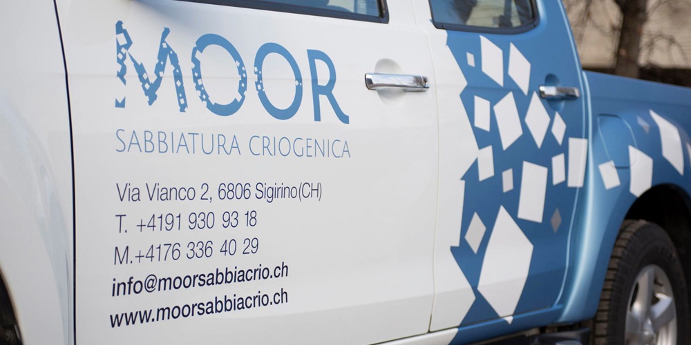 Creazione brand aziendale, logotipi, immagine coordinata, brochure e volantini, manifesti, packaging, impaginazione libri e riviste, illustrazione.